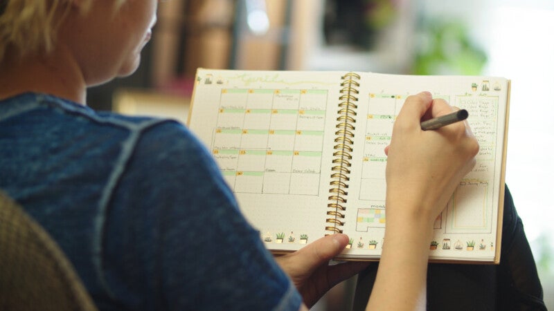 Una persona se organiza con un calendario de papel