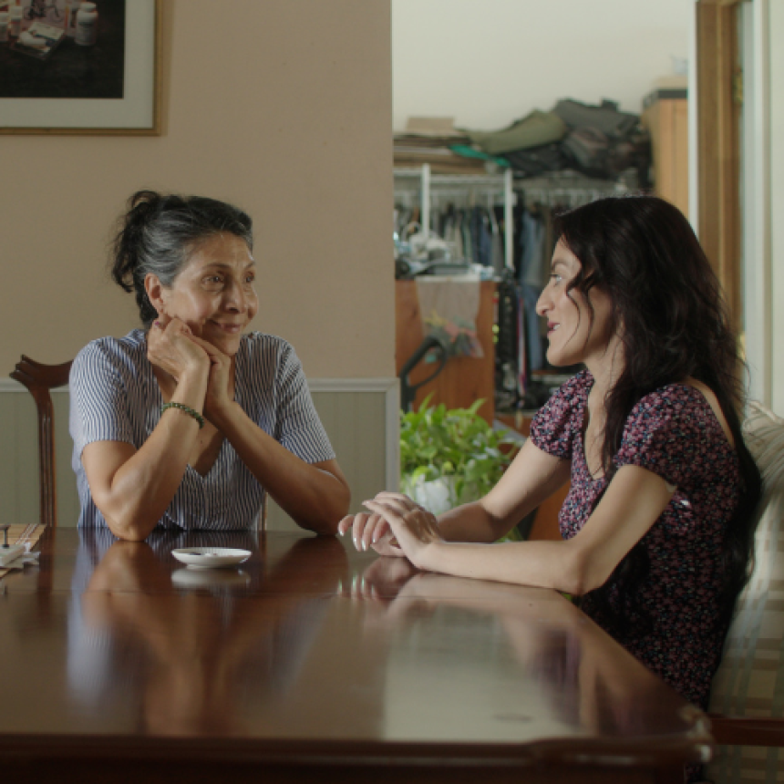 Gina, una adulta con fibrosis quística, y su madre