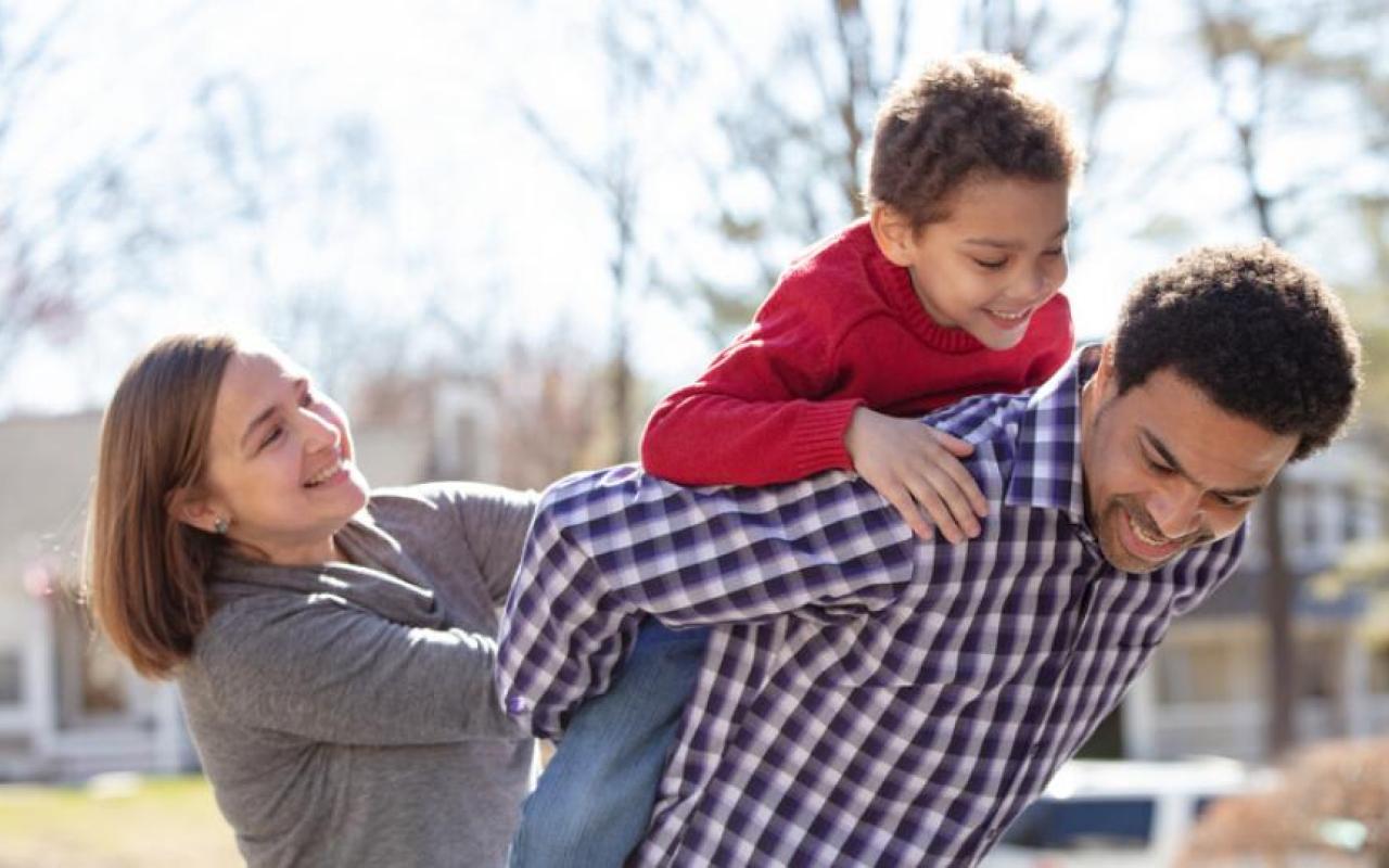 Un niño abraza a su papá