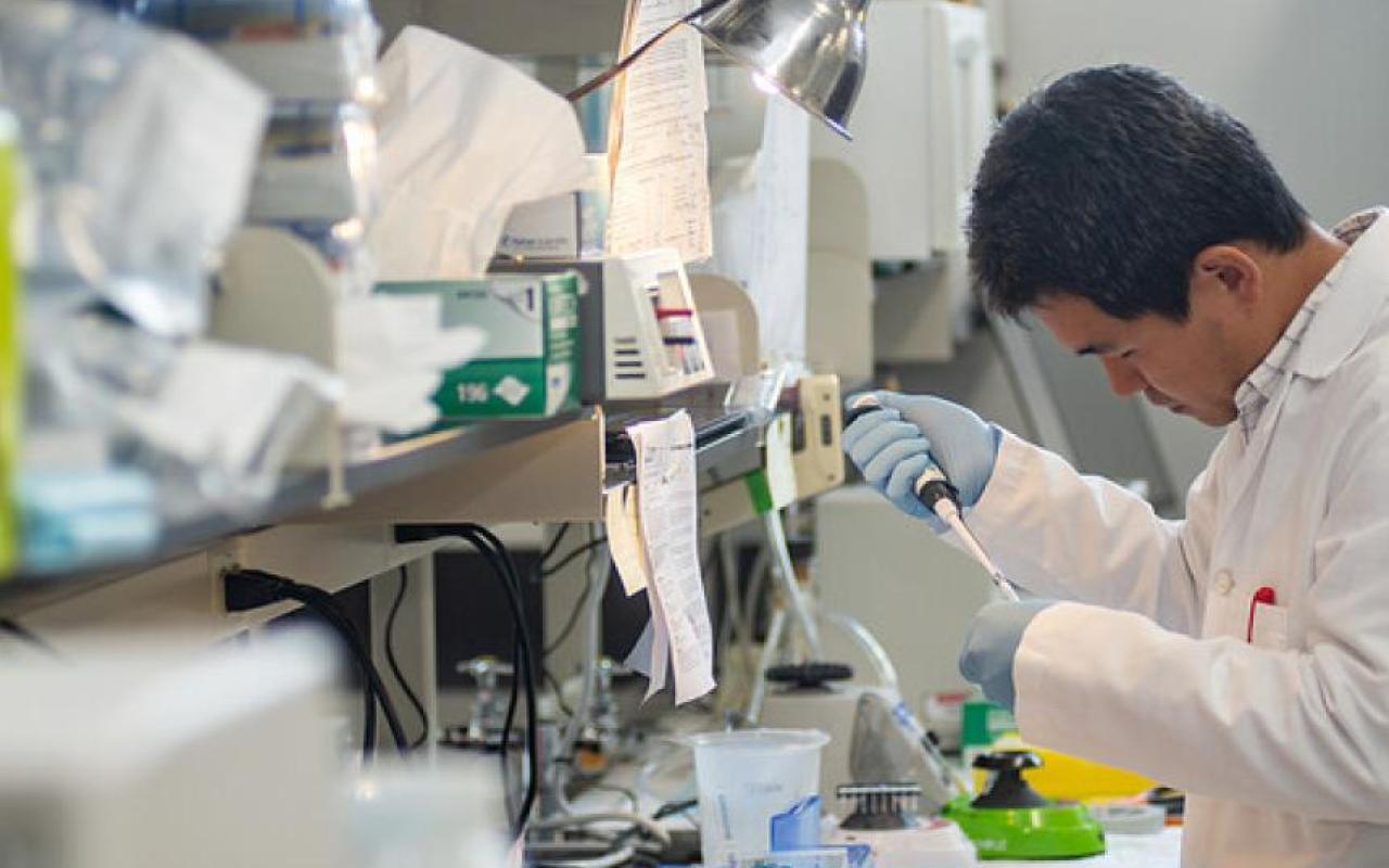 Un hombre trabaja en un laboratorio